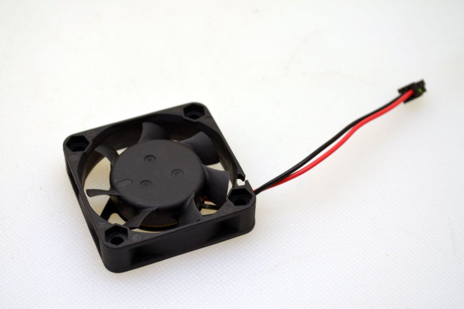 thumbnail image 2 of Delta EFB0412VHA 40mm DC Fan – 12V, 8000 RPM, 2-Pin, Ball Bearing 2 of 4
